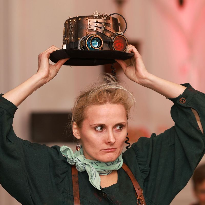 Verrückte Erfinderin will sich einen Steampunk-Zylinder aufsetzen