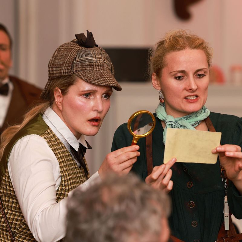 Eliza mit Lupe und Erfinderin untersuchen Papierkarte