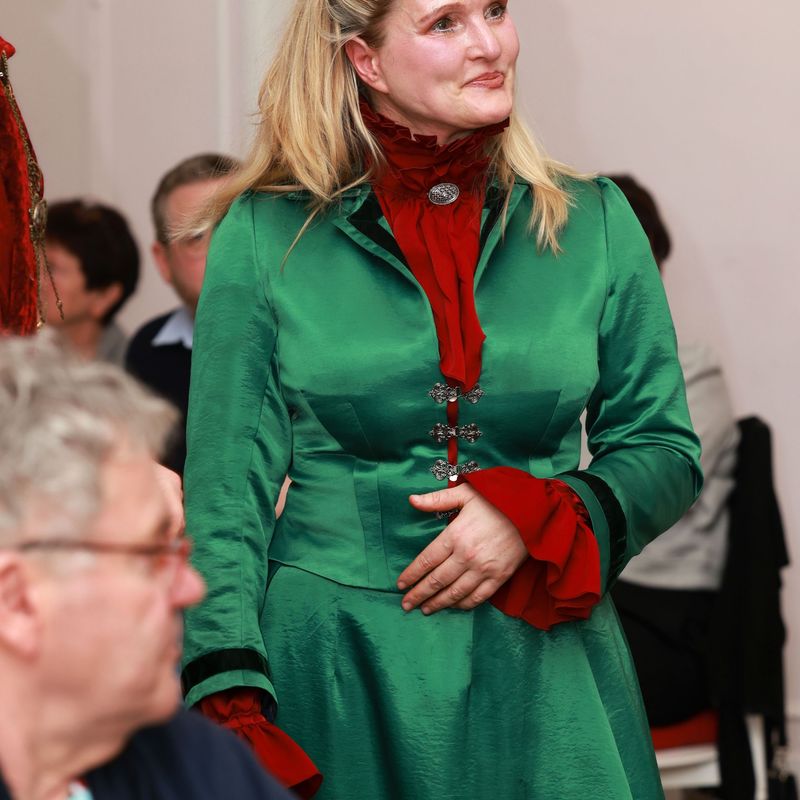 Beryl im grünen Kleid lächelt