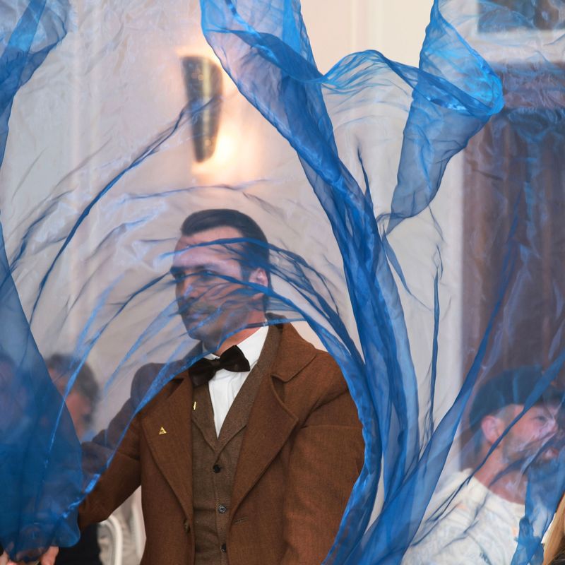 Arthur Conan Doyle mit einem blauen Gaze-Tuch