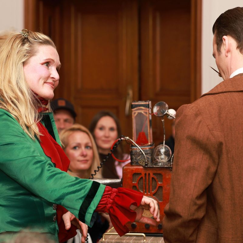 Beryl legt Conan Doyle Hand auf den Arm