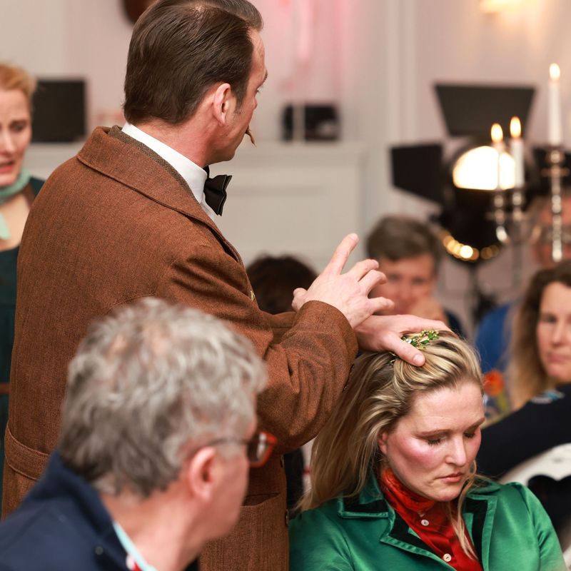 Arthur Conan Doyle und Erfinderin bei Beryl mit geschlossenen Augen auf Stuhl