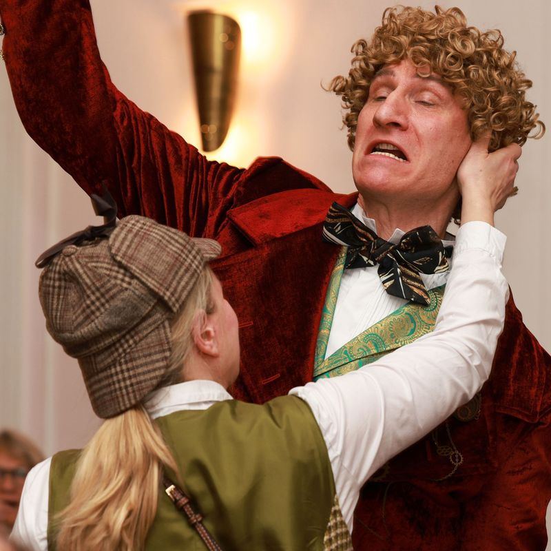 Eliza zieht Sir John am rechten Ohr