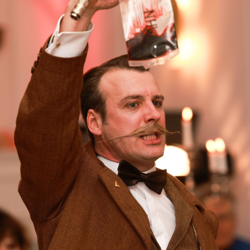 Conan Doyle hält Blutbeutel in die Höhe