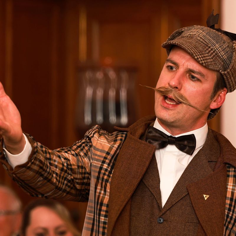 Conan Doyle als Sherlock Holmes mit ausgestrecktem Arm