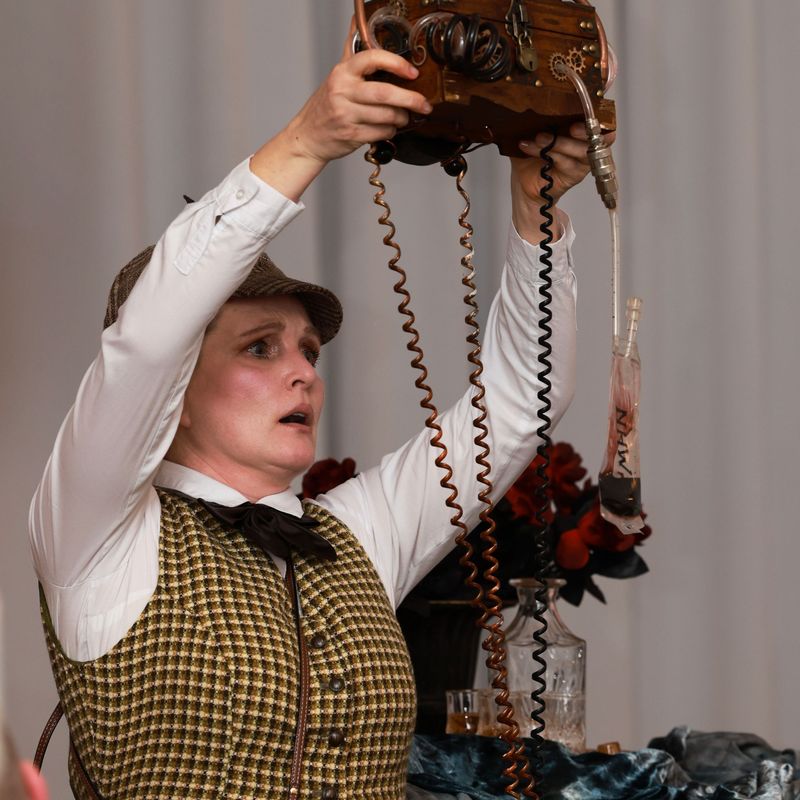 Eliza hält seltsame Bombe mit Kabeln in die Höhe