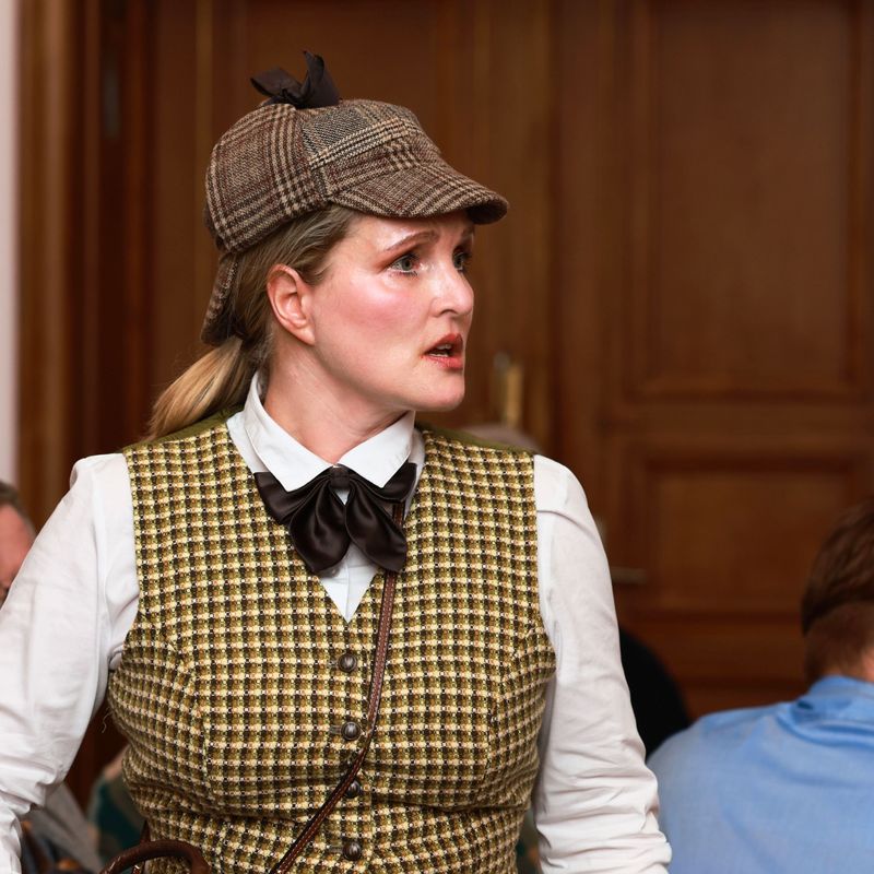 Eliza im Sherlock Holmes Kostüm