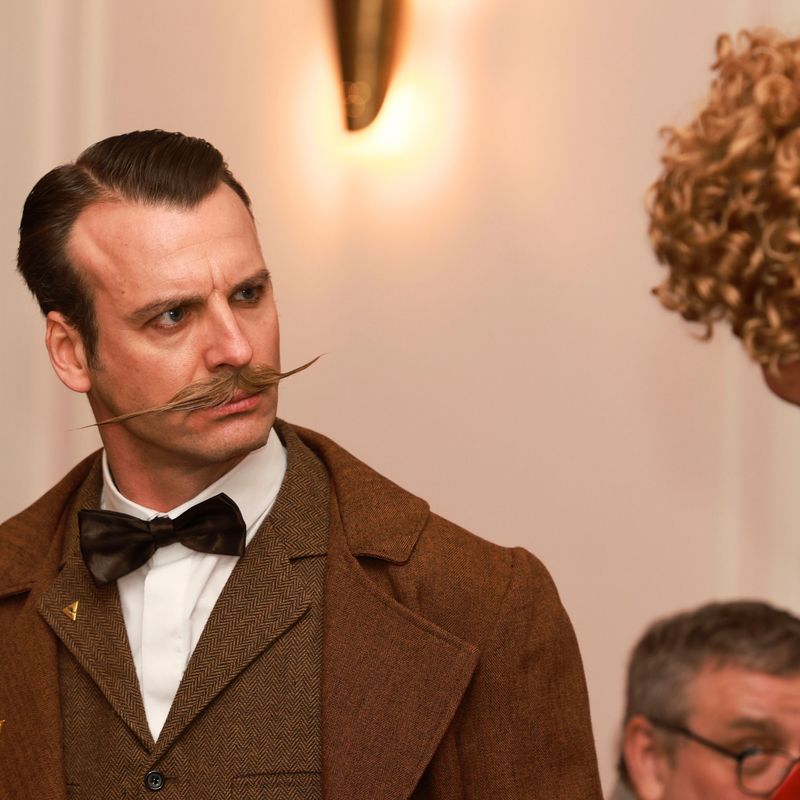 Conan Doyle spricht mit Sir John mit Lockenperücke
