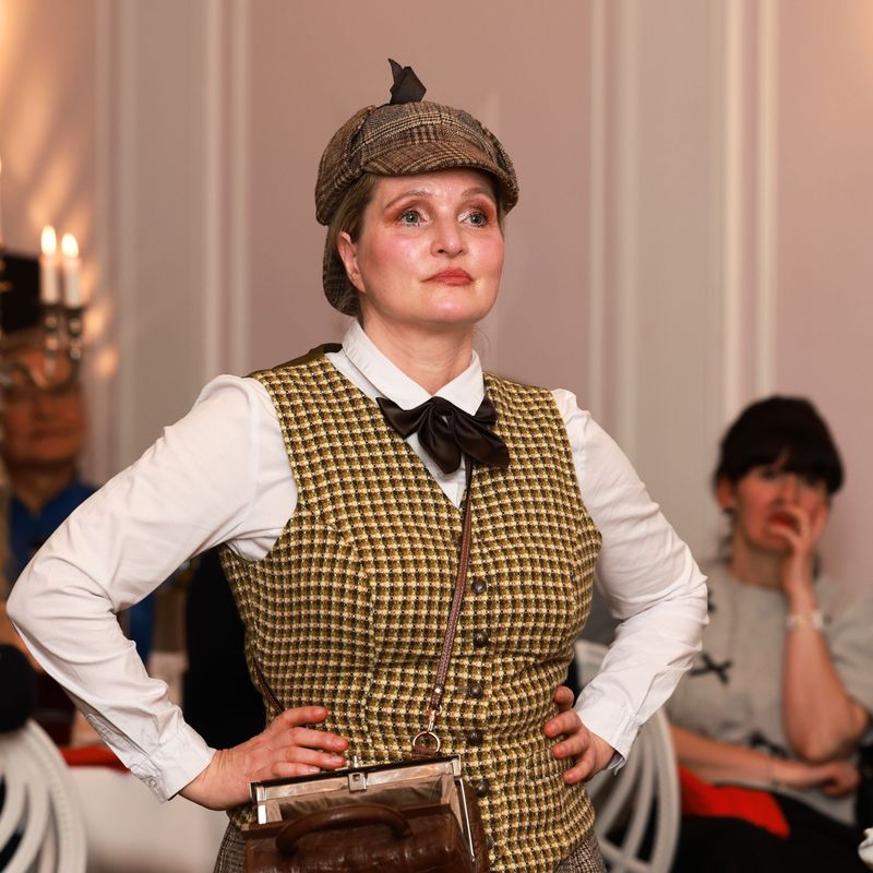Eliza mit Sherlock Look stemmt Hände in die Hüften