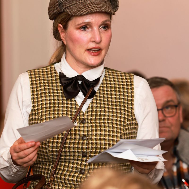 Eliza mit Ermittlungszetteln