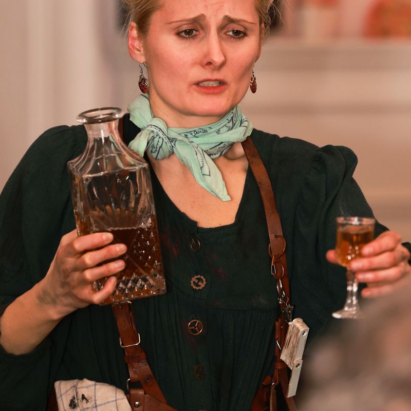 verrückte Erfinderin mit Sherryflasche und Glas